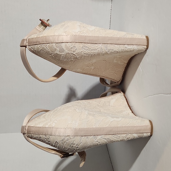 Vince Camuto Lilo Lace Satin Wedges Light Sand 10M Ankle Strap Wedding Formal - Picture 6 of 6